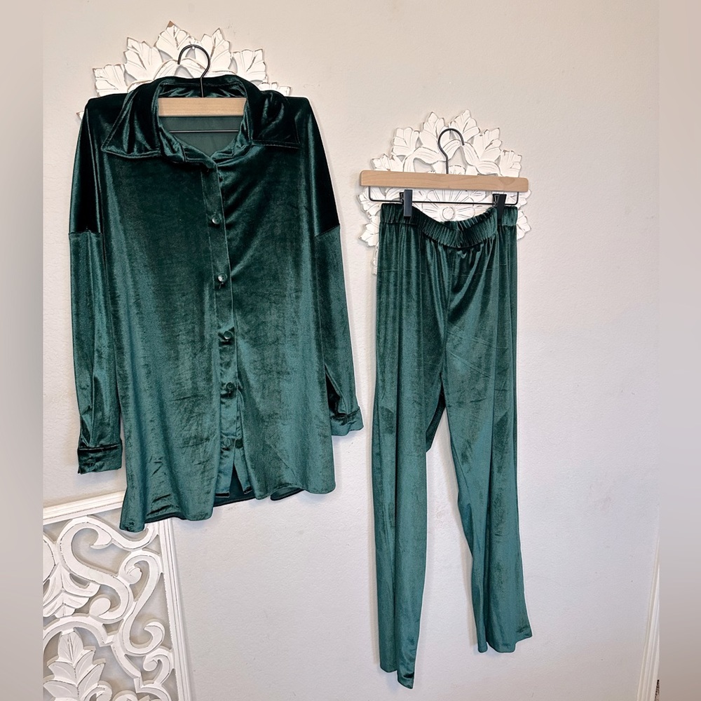 Soft & stretchy emrald green velvet wide leg pant & button up set size Medium✨